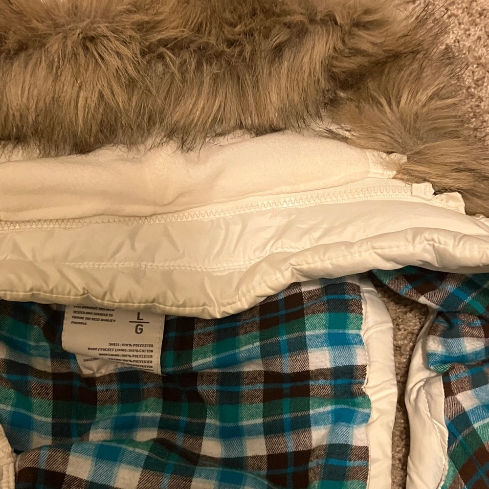 Classic Y2K White Quilted Puffer Vest with Detachable Hood and Faux Fur Trim - Picture 9 of 11